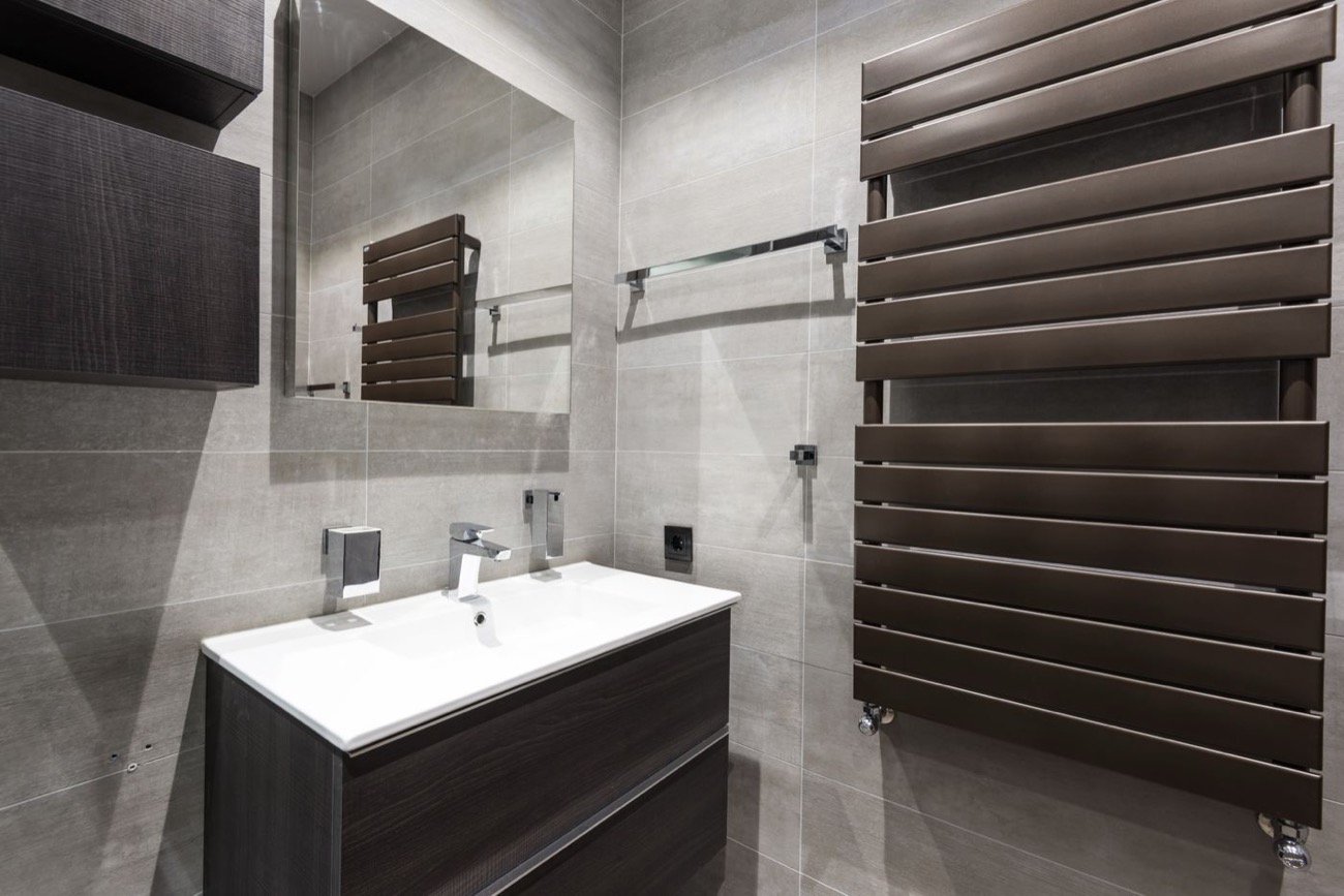 Sèche-serviettes design dans une salle de bain contemporaine
